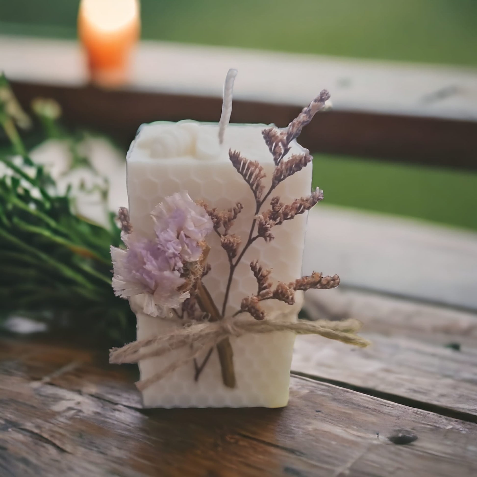 Honeycomb Candle with Dried Flowers in Vanilla Cream Scent - Auras Workshop Auras Workshop