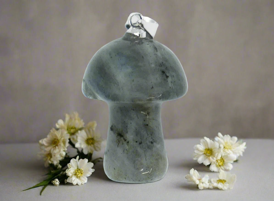 🌌 Labradorite Mushroom Pendant – Protection, Intuition & Transformation Mystery. Magic. Spiritual Awakening.