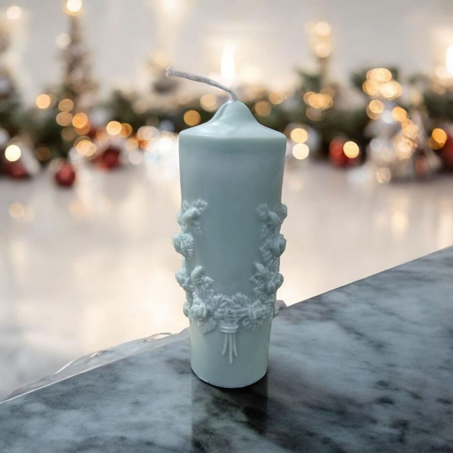 🌲 Pine Scented Pillar Candle with Christmas Wreath Décor – Rapeseed Wax