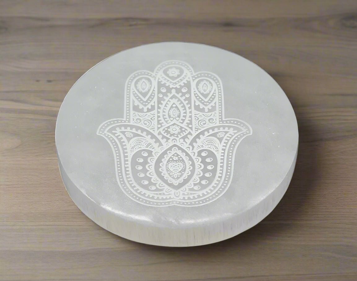 🪬 Selenite Charging Plate – Fatima Hand Design (10cm) - Auras Workshop Auras Workshop